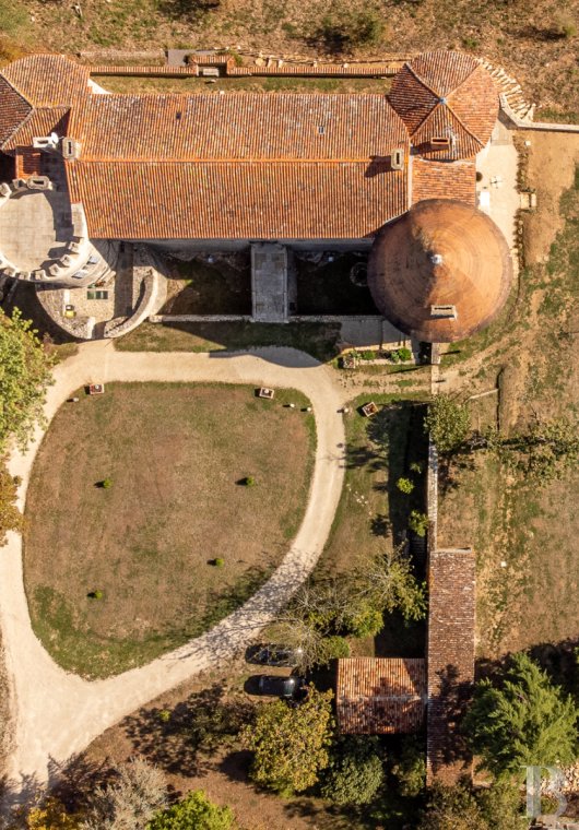 A 15th-century castle overlooking rolling farmland between Poitiers and Angoulême, in the Vienne region. - photo  n°6